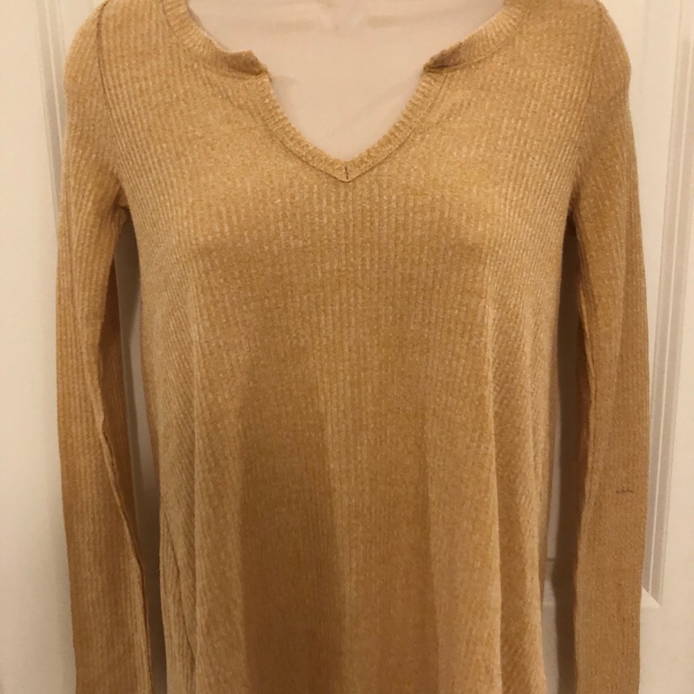Super comfy yellow long sleeve top!